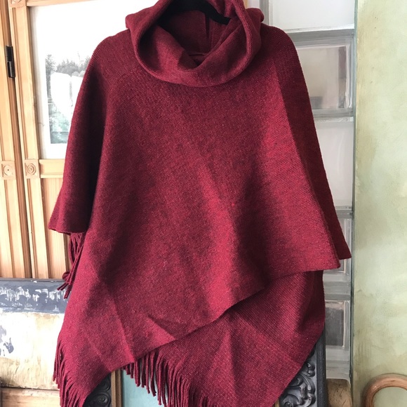 Chico’s wine knit poncho turtle neck gold sparkles in weave. Fringe edge.Sale - Picture 1 of 6
